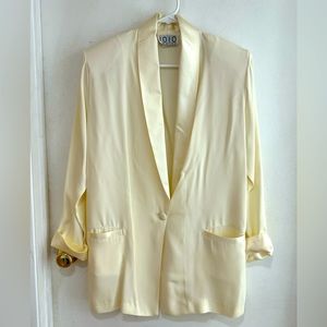 Cute single button blazer. Long sleeve with front pockets No stains or tears.